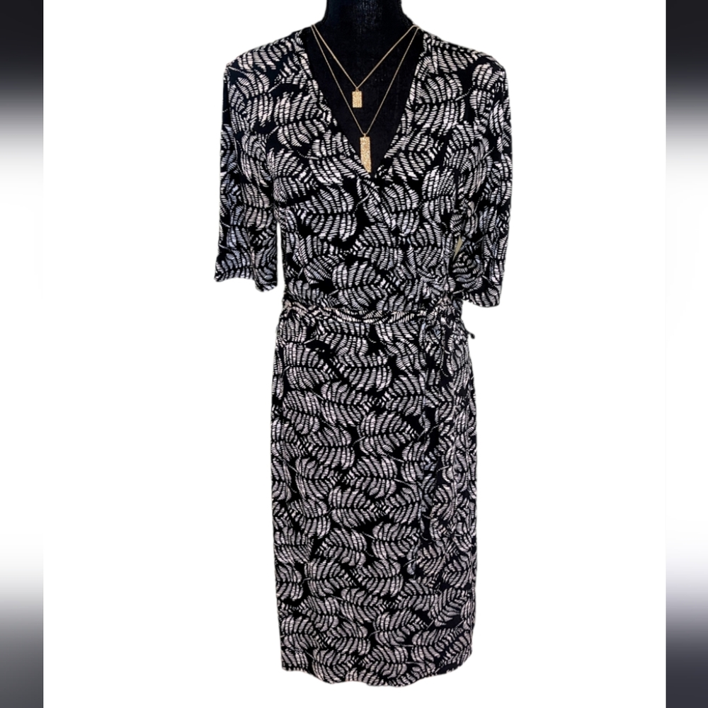 Black and white pattern Daisy Fuentes wrap dress